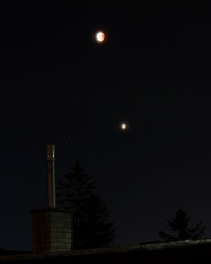 Mesiac a Mars v opare